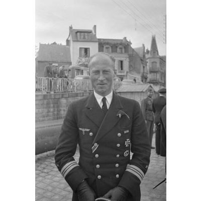 A Saint-Nazaire, lors de l'appareillage du sous-marin U-97, le portrait d'un capitaine de corvertte (Korvettenkapitän) de la 7e Unterseeboostflottille.