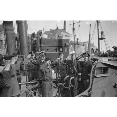 A Saint-Nazaire, le commandant du sous-marin U-97 Udo Heilmann et ses sous-officiers lors de l'appareillage du navire.