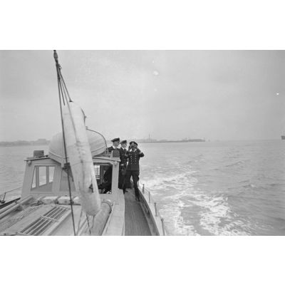 Non loin du port de Saint-Nazaire, des officiers de la Kriegsmarine et le photographe sont venus à bord d'une vedette à la rencontre du sous-marin U-553 qui rentre de croisière.