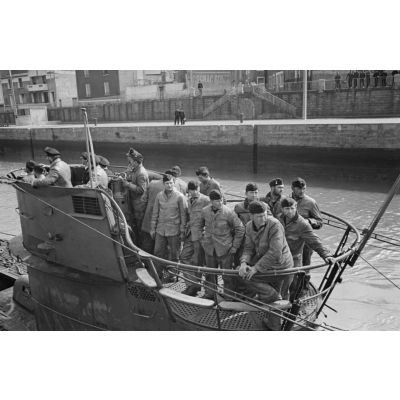 Officiers et sous-officiers sont dans le kiosque du sous-marin U-553 pour profiter de l'accueil qu'il leur est réservé à leur retour de croisière à Saint-Nazaire.