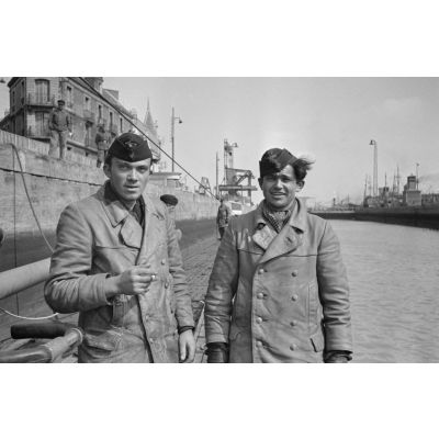 Des membres de l'équipage du sous-marin U-553 à leur retour de croisière dans le port de Saint-Nazaire.