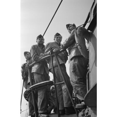Sous-mariniers dans le kiosque du U-boot U-553 lors de leur retour de croisière dans le port de Saint-Nazaire.