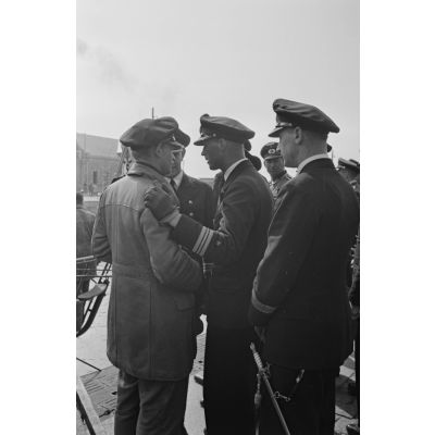 Le Kapitänleutnant Karl Thurmann commandant du sous-marin U-553 débarque sur le quai du port de Saint-Nazaire où des officiers de la Kriegsmarine l'accueillent.