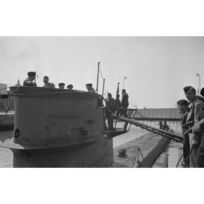 Dans le port de Saint-Nazaire, l'équipage du sous-marin U-553 quitte le navire à l'issue de leur dernière croisière.