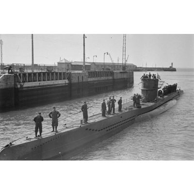 Arrivée du sous-marin U-203 dans le port de Saint-Nazaire.