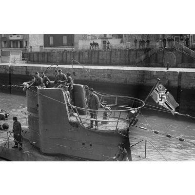 Parti de Kiel, le sous-marin allemand U-203 orné du drapeau nazi, arrive dans le port de Saint-Nazaire.