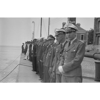 Sur le quai du port de Saint-Nazaire, des officiers de la Luftwaffe et de la Kriegsmarine lors de l'arrivée du sous-marin U-203.