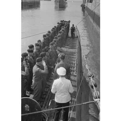 Accueil du sous-marin U-203 et de son équipage dans le port de Saint-Nazaire.