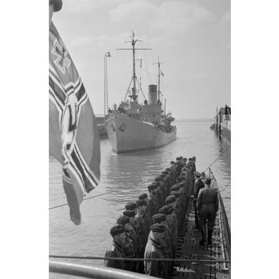 Accueil du sous-marin U-203 et de son équipage dans le port de Saint-Nazaire.
