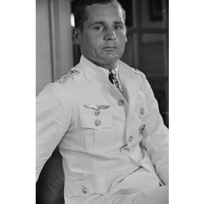 Portrait du capitaine (Kapitänleutnant) Engelbert Endrass en tenue blanche, décoré de la croix de chevalier de la croix de fer et feuilles de chêne.