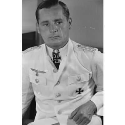 Portrait du capitaine (Kapitänleutnant) Engelbert Endrass en tenue blanche, décoré de la croix de chevalier de la croix de fer et feuilles de chêne.