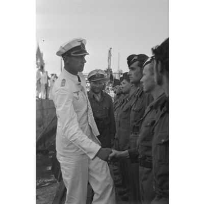 Lors du retour du sous-marin U-96 au port de Saint-Nazaire, le capitaine (kapitänleutnant) Herbert Sohler, représentant de la 7.Unterseebootsflottille, passe en revue l'équipage en présence du capitaine (Kapitänleutnant) Lehmann Villenbrook.