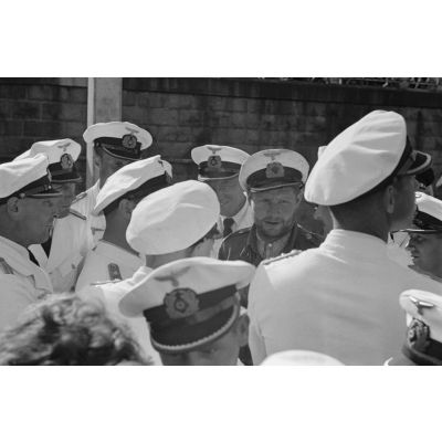 Lors de son retour de croisière au port de Saint-Nazaire, le capitaine (Kapitänleutnant) Lehmann Villenbrook, commandant du sous-marin U-96, reçoit l'accueil traditionnel.