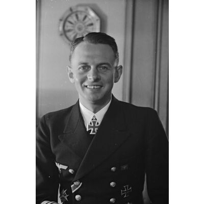 Portrait du capitaine (Kapitänleutnant) Claus Korth, commandant du sous-marin U-93, titulaire de la croix de chevalier de la croix de fer (Ritterkreuz) depuis le 29 mai 1941.