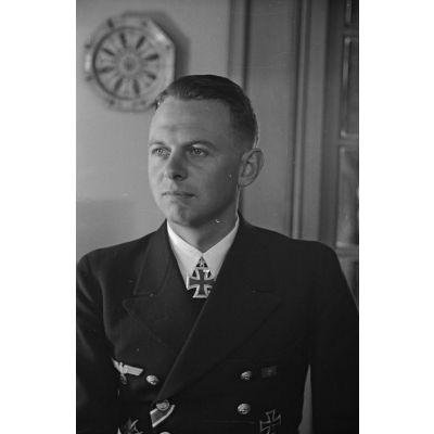 Portrait du capitaine (Kapitänleutnant) Claus Korth, commandant du sous-marin U-93, titulaire de la croix de chevalier de la croix de fer (Ritterkreuz) depuis le 29 mai 1941.