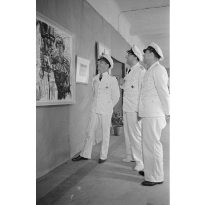 Guidé par les reporters Heinrich Schwich et  Lothar-Günther Buchheim, le Kapitänleutnant  Herbert Kuppisch visite une exposition de dessins et de peintures à l'hôtel Royal de La Baule.