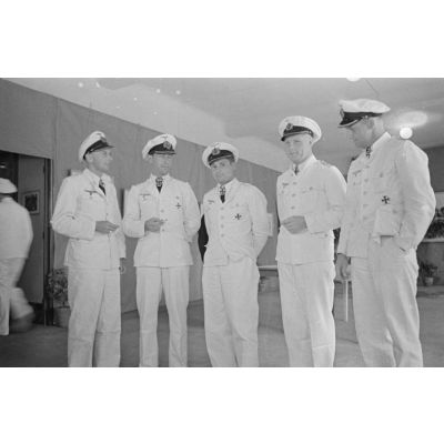 Les commandants de sous-marins Engelbert Endrass, Claus Korth, Heinrich Lehmann-Willenbrock, Erich Topp et Herbert Kuppisch visitent une exposition de dessins et de peintures à l'hôtel Royal de La Baule.