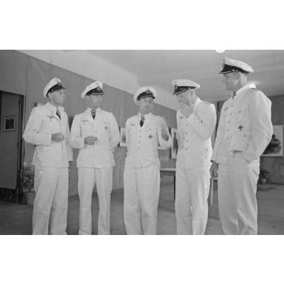 Les commandants de sous-marins Engelbert Endrass, Claus Korth, Heinrich Lehmann-Willenbrock, Erich Topp et Herbert Kuppisch visitent une exposition de dessins et de peintures à l'hôtel Royal de La Baule.