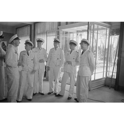Les commandants de sous-marins Engelbert Endrass, Claus Korth, Heinrich Lehmann-Willenbrock, Erich Topp et Herbert Kuppisch visitent une exposition de dessins et de peintures.