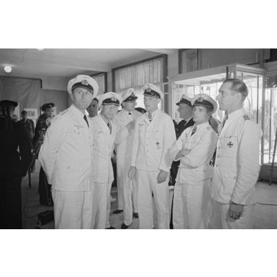 Lors de la visite d'une exposition de dessins et de peintures à l'hôtel Royal de La Baule, les commandants de sous-marins Engelbert Endrass, Erich Topp et Herbert Kuppisch.