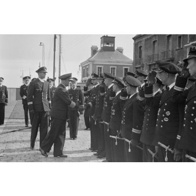 A Saint-Nazaire, l'amiral Otto Schniewind inspecte les personnels de la 7.Unterseebootsflottille peu avant l'appareillage des sous-marins U-93 et U-94.