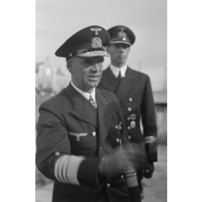 L'amiral Otto Schniewind et le capitaine (kapitänleutnant) Herbert Sohler montent à bord des sous-marins U-93 et U-94.