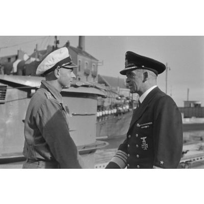 L'amiral Otto Schniewind s'entretient avec le Kapitänleutnant Claus Korth (U-93) peu avant son départ en mer.