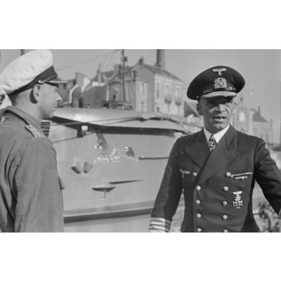 L'amiral Otto Schniewind s'entretient avec le Kapitänleutnant Claus Korth (U-93) et le Kapitänleutnant Herbert Kuppisch (U-94) peu avant leur départ en mer.