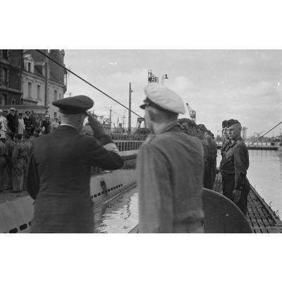 L'amiral Otto Schniewind et le capitaine (kapitänleutnant) Herbert Sohler à bord du sous-marin U-93 en présence du Kapitänleutnant Claus Korth.