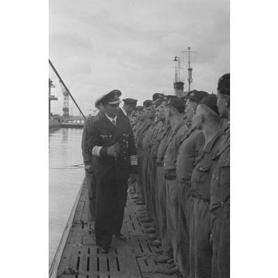 L'amiral Otto Schniewind et le capitaine (kapitänleutnant) Herbert Sohler à bord du sous-marin U-93 en présence du Kapitänleutnant Claus Korth.