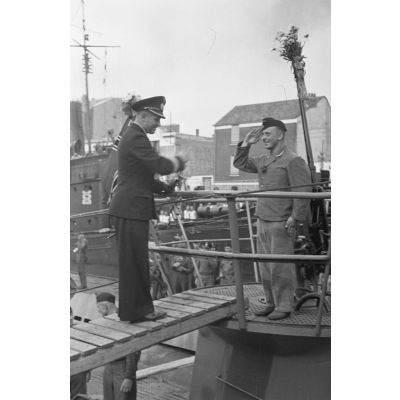 L'amiral Otto Schwiewind salue un sous-marinier d'un des U-boot (U-94 ou U-93) sur le point de partir en croisière.