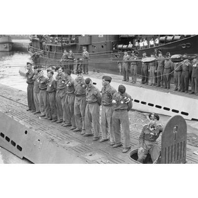 A Saint-Nazaire, l'équipage du sous-marin U-boot U-94 commandé par Herbert Kuppsich, peu avant son appontage.