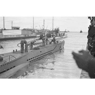 A Saint-Nazaire, l'appareillage des sous-marins U-93 et U-94 pour une nouvelle mission en mer, au premier plan, le U-boot U-94 et son commandant Herbert Kuppsich.