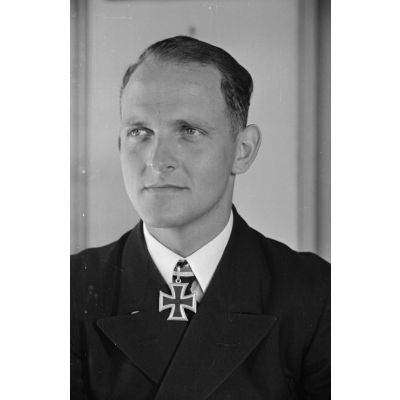 Portrait du lieutenant (Oberleutnant zur See) Erich Topp, commandant du sous-marin U-552 et titulaire de la croix de chevalier de la croix de fer (Ritterkreuz).