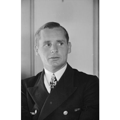 Portrait du lieutenant (Oberleutnant zur See) Engelbert Endrass, commandant du sous-marin U-46 et titulaire de la croix de chevalier de la croix de fer (Ritterkreuz) et des feuilles de chêne attenantes (Eichenlaub).