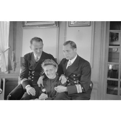 Les lieutenants (Oberleutnant zur See) Erich Topp, commandant du sous-marin U-552 et Engelbert Endrass, commandant du sous-marin U-46, en compagnie d'une jeune femme.