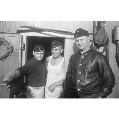 L'équipage d'un dragueur de mines allemand (Minensuchboot) durant une mission d'entrainement en mer.