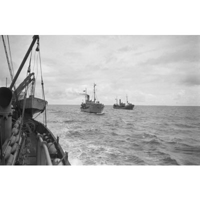 Trois chasseurs de mines allemands (Minensuchtboot) patrouillent en mer.