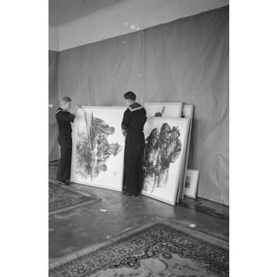 A l'hôtel Royal de La Baule, accrochage d'une exposition de peintures des artistes de la marine allemande Richard Schreiber et Lothar-Günther Buchheim.