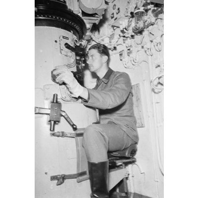 Derrière le périscope du sous-marin U-203, le Kapitänleutnant Rolf Mützelburg.