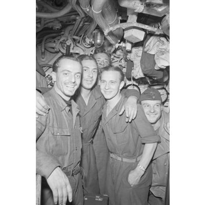 Le photographe Kurt Schlemmer se fait prendre en photo avec des membres de l'équipage du sous-marin U-203.