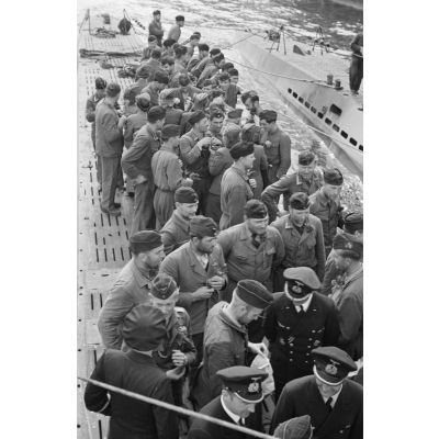 De retour de croisière au port de Brest, l'équipage du sous-marin U-203 reçoit l'accueil traditionnel réservé aux équipages de la marine allemande.