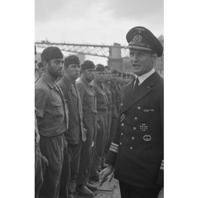Le capitaine de corvette Hans Cohausz, représentant de la 1.Unterseebootsflottille, accueille à Brest l'équipage du sous-marin U-203 et son commandant, le Kapitänleutnant Rolf Mützelburg.