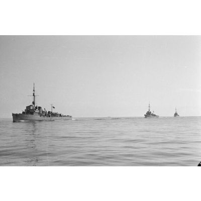 Des dragueurs de mines de la Kriegsmarine protègent le sous-marin U-552 lors de son retour vers le port de Saint-Nazaire.