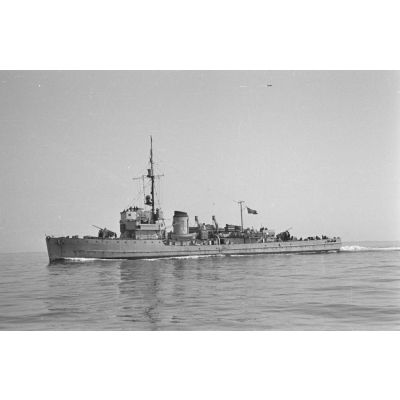 Des dragueurs de mines de la Kriegsmarine protègent le sous-marin U-552 lors de son retour vers le port de Saint-Nazaire.