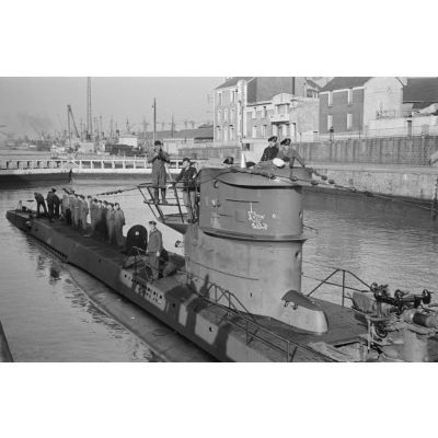 Au port de Saint-Nazaire, appareillage d'un sous-marin allemand de la 7.Unterseebootflottille et retour du sous-marin U-553 commandé par le Kapitänleutnant Karl Thurmann.