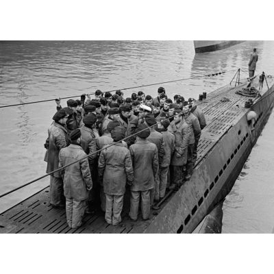 De retour au port de Saint-Nazaire, Eitel-Friedrich Kentrat, le commandant du sous-marin U-74, s'adresse à son équipage.