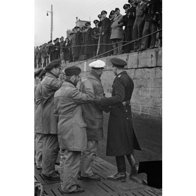 Le capitaine de corvette (Korvettenkapitän) Herbert Sohler, représentant de la 7.Unterseebootsflottille passe en revue l'équipage du U-74 en présence de son commandant Eitel-Friedrich Kentrat.
