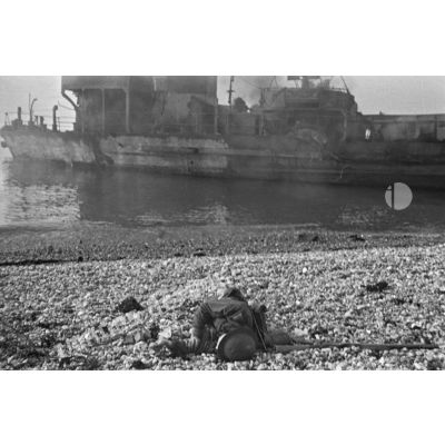 Cadavre et épave sur la plage de Dieppe après le raid canadien (Opération Jubilee) du 19 août 1942.