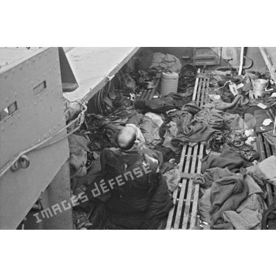 Blessé à bord d'un chaland de débarquement après le raid canadien (Opération Jubilee) du 19 août 1942.